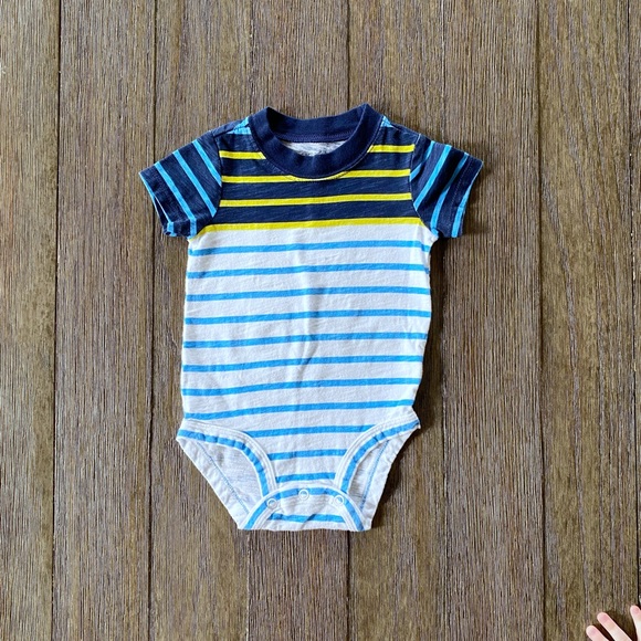 4/$10 Carter’s onesie bodysuit 6 months - Picture 2 of 4